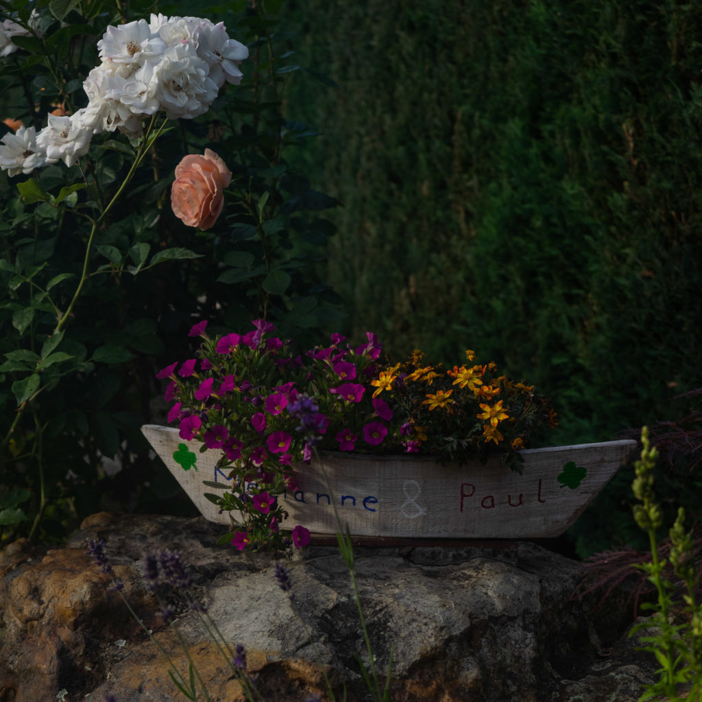 Ein Blumenkasten mit den Namen der Gastgeber im Garten