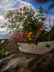 Ein Blumenkasten mit den Namen der Gastgeber im Garten